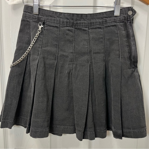 H&M Women Denim Black Pleated Mini Skirt with Removable Chain Detail Size 6 Punk - Picture 4 of 10